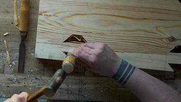 carpintero tallando un ojal de cola de milano con un cincel video