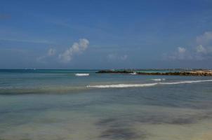 suaves olas en baby beach en aruba foto