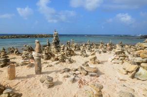pilas de piedra de mojón en baby beach foto
