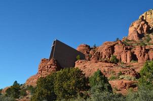 capilla encaramada en roca roja de sedona foto