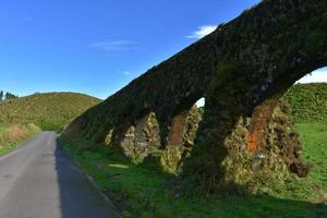 vía fluvial que atraviesa el campo en las azores foto