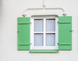ventana verde y vidrio foto