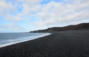 Dritvik playa de arena negra en el oeste de Islandia foto