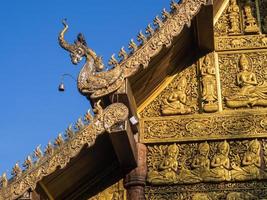 arte del norte de tailandia en el templo del techo foto