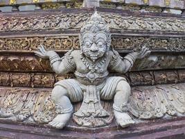 pequeña escultura gigante en el templo tailandés