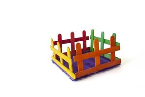 invención de juguetes de palitos de paleta de colores aislados sobre fondo blanco. foto