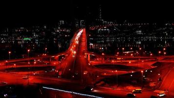 una vista aérea del paisaje nocturno con vistas al puente dorado. foto