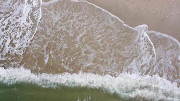 vague d'eau de mer a frappé la plage de sable video