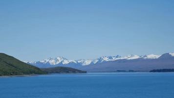 panorering utsikt över mount john från lake tekapo, nya zeeland video
