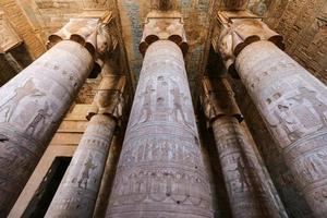 columnas en el templo de denderah, qena, egipto foto