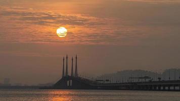 Morgensonne geht von Säulen an der Penang-Brücke auf. video