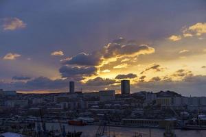 un paisaje urbano al amanecer con los rayos del sol. vladivostok, rusia foto