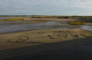 mirada escénica a un mensaje de playa con patrones de roca foto