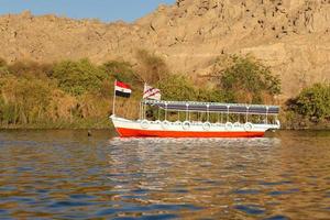 barco en el río nilo, aswan, egipto foto