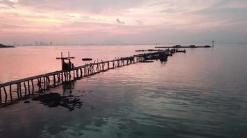 cais de pesca de vista aérea em jelutong, penang, malásia. video