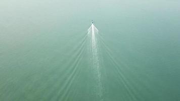 vue aérienne bateau de pêche naviguant en mer. video