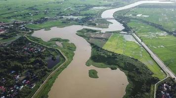 aerial sungai muda som är gränsen för vänster penang och kedah. video