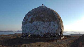 paisaje con una cúpula abandonada en la colina de vladivostok foto