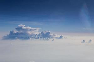 nubes y cielo azul visto desde el avión foto