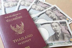 pasaporte tailandés y dinero en yenes japoneses foto