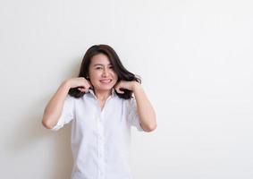 retrato, de, joven, mujer asiática, posición, y, sonriente foto