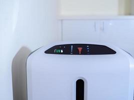 purificador de aire en el dormitorio. filtro de aire que quita el polvo fino en casa
