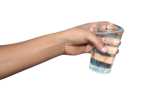 mano sujetando un vaso de agua pura aislado sobre fondo blanco. png