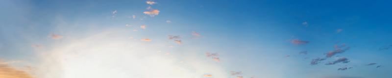 espectacular cielo panorámico con nubes de tormenta en un día nublado. foto