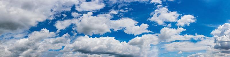panorama de cielo azul con nubes en un día soleado. foto