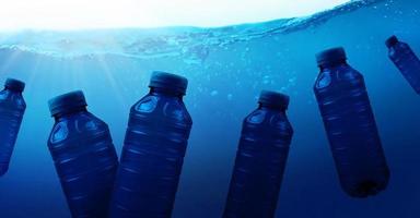 botellas de plástico bajo el agua. el problema de ensuciar las aguas marinas en el mundo. foto