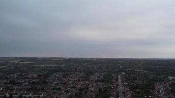 riprese aeree di drone vista dall'alto di londra luton città d'inghilterra con edifici video