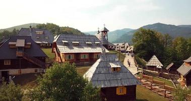 panoramautsikt över drvengrad, traditionell träby i serbien video