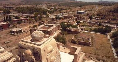 vista para o complexo shri katas raj de vários templos hindus, punjab, paquistão video