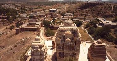 vista para o complexo shri katas raj de vários templos hindus, punjab, paquistão video