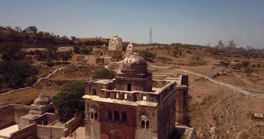 vista para o complexo shri katas raj de vários templos hindus, punjab, paquistão video