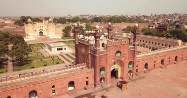 Haupthof der Badshahi-Moschee mit den Minaretten aus geschnitztem rotem Sandstein mit Marmorintarsien, Pakistan video