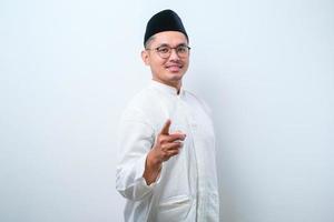 musulmán asiático señalando con el dedo a la cámara foto