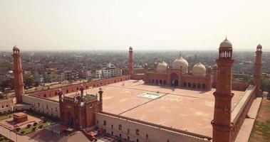 pátio principal da mesquita badshahi com os minaretes em arenito vermelho esculpido com incrustações de mármore, paquistão video