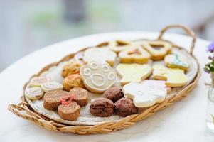 canasta de galletas en la mesa foto