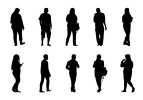 vector de silueta de personas, hombres y mujeres caminando y usando teléfonos inteligentes portátiles, bolso de hombro