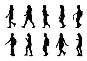 silueta de personas caminando sobre fondo blanco, mujer sosteniendo y tocando el teléfono vector