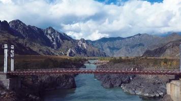 paisajes otoñales y puente sobre el río katun cerca del asentamiento de oroktoy en el tracto químico en las montañas de altai, rusia video
