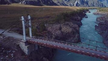 paysages d'automne et pont sur la rivière katun près de la colonie d'oroktoy sur le chemal tract dans les montagnes de l'altaï, russie video