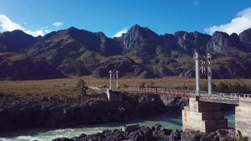 paisajes otoñales y puente sobre el río katun cerca del asentamiento de oroktoy en el tracto químico en las montañas de altai, rusia video