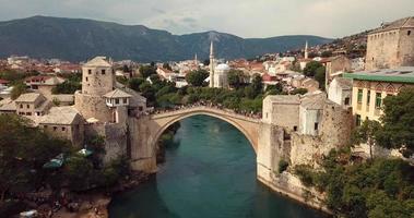 luchtfoto naar de oude brug, stari most in mostar via de rivier neretva, bosnië en herzegovina video