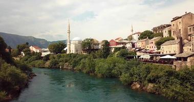 Flygfoto till den gamla bron, Stari mest i Mostar via floden neretva, Bosnien och Hercegovina video