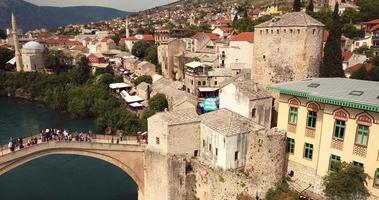 Flygfoto till den gamla bron, Stari mest i Mostar via floden neretva, Bosnien och Hercegovina video