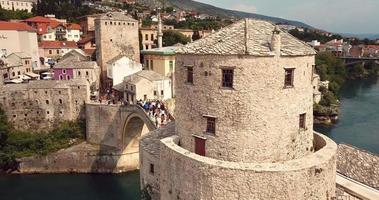 Flygfoto till den gamla bron, Stari mest i Mostar via floden neretva, Bosnien och Hercegovina video