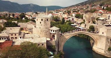 luchtfoto naar de oude brug, stari most in mostar via de rivier neretva, bosnië en herzegovina video