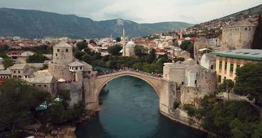 luftbild zur alten brücke, stari most in mostar über den fluss neretva, bosnien und herzegowina video